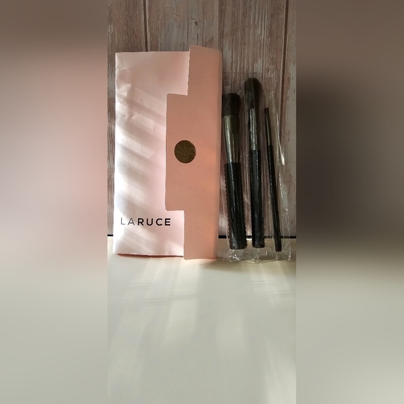 LARUCE BEAUTY 3 Pc Makeup Brush Set Kabuki, Highlighter & Small Angle Brush - Picture 2 of 8